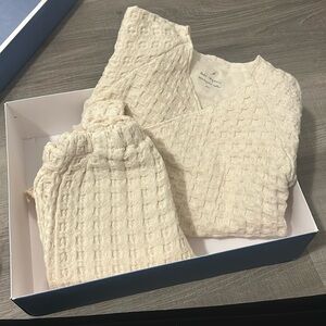 Beautiful Bebe organic set waffle knit can be for boy or girl used once